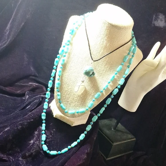 Elegant Turquoise Beaded Necklace - Picture 3 of 4